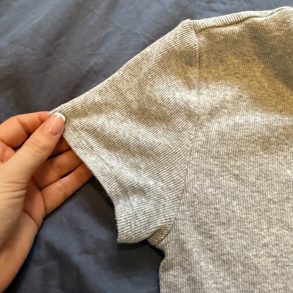 Aritzia TNA Ribbed Short Sleeve T-Shirt S Heather Grey Slim Fit Crew - Picture 3 of 5
